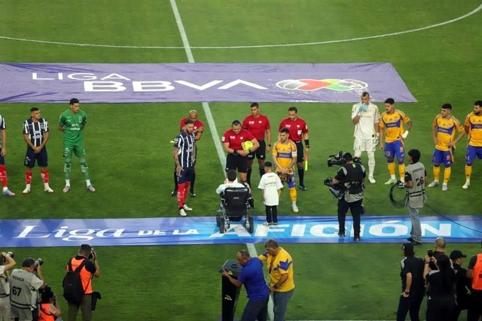 Beto García paso a entregar el balón al arbitro y capitanes
