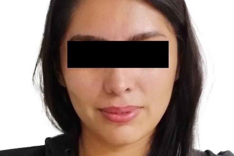 La mujer, quien fue señorita Estado de México y trabajó como funcionaria, es acusada de despojo y robo.