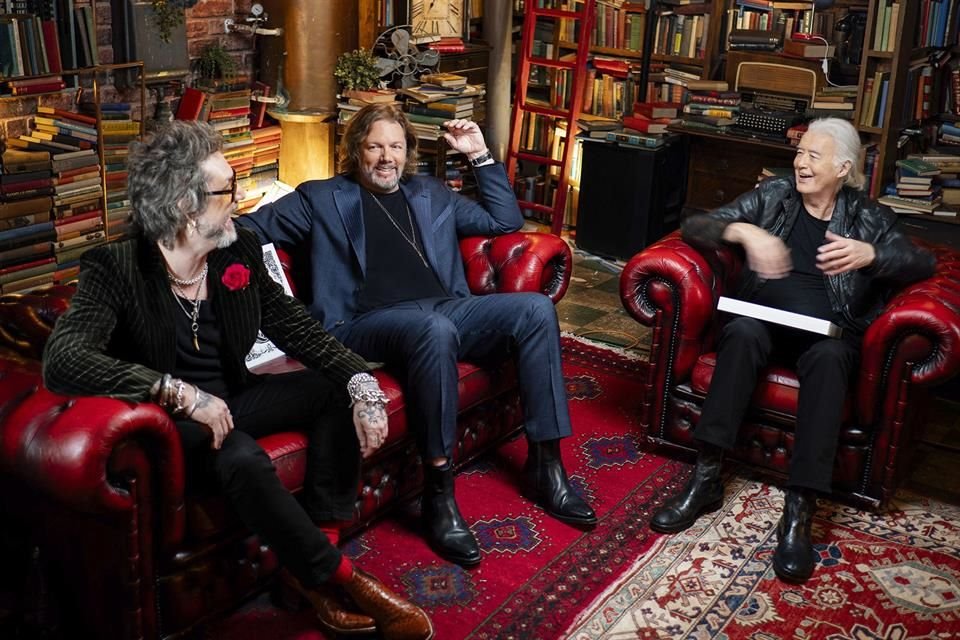Chris Robinson, izquierda, y Rich Robinson, centro, de The Black Crowes, con Jimmy Page de Led Zeppelin en Londres.