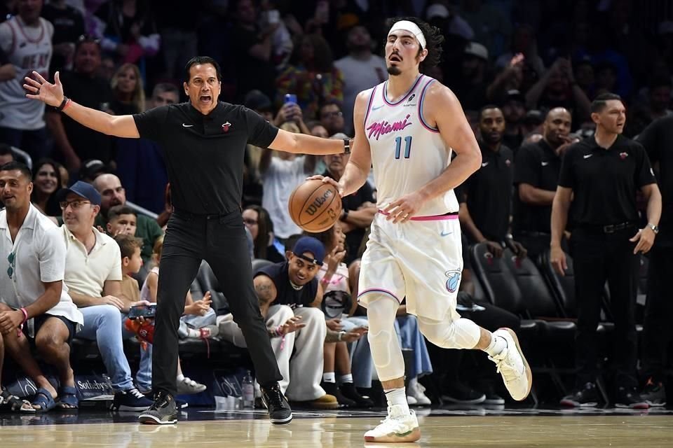 Jaime Jáquez Jr. y el Heat deben vencer a Atlanta para meterse a los Playoffs.