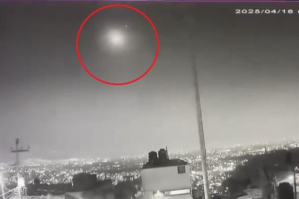 El paso de un presunto meteoro fue registrado la madrugada de este miércoles, el cual causó un estruendo e iluminó el cielo de la CDMX.