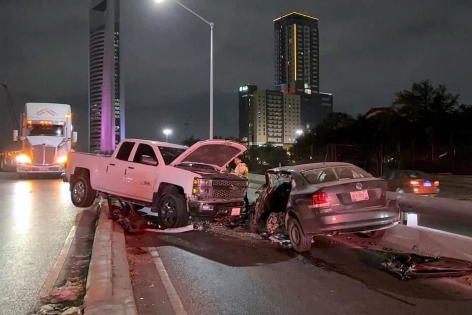 En el lugar el conductor de una camioneta Silverado que circulaba hacia el sur, brincó el cordón que divide la circulación e impactó de frente a un automóvil Vento que se dirigía hacia el norte.
