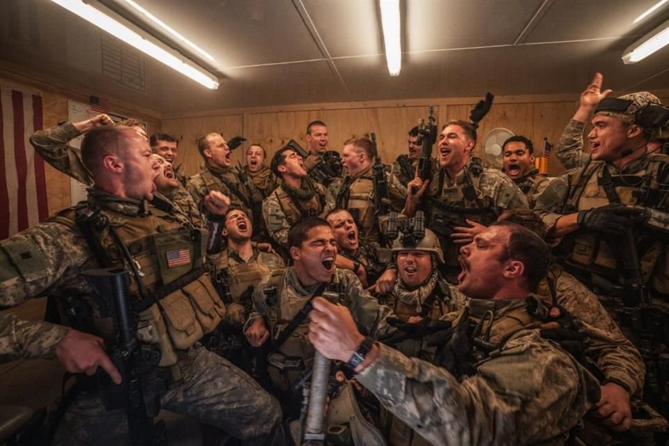 Un joven pelotón de Navy SEALS que enfrenta una misión de vigilancia debe luchar por la vida de sus integrantes cuando el territorio pasa a ser completamente enemigo.