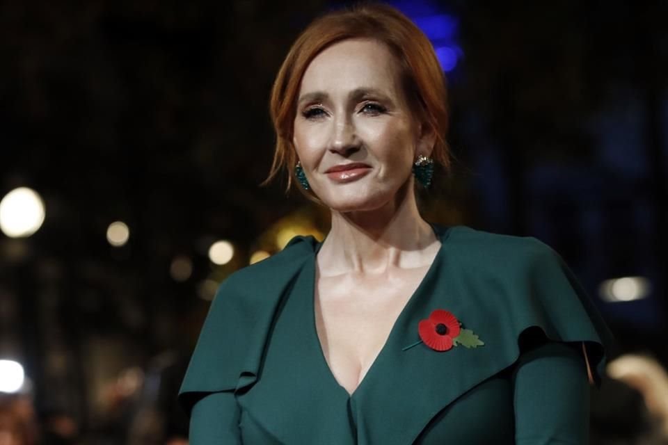 La escritora de 'Harry Potter' es una férrea activista por los derechos de las mujeres que ha estado envuelta en escándalos por sus opiniones al respecto.