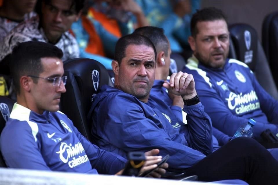 André Jardine (centro) y parte de su cuerpo técnico.