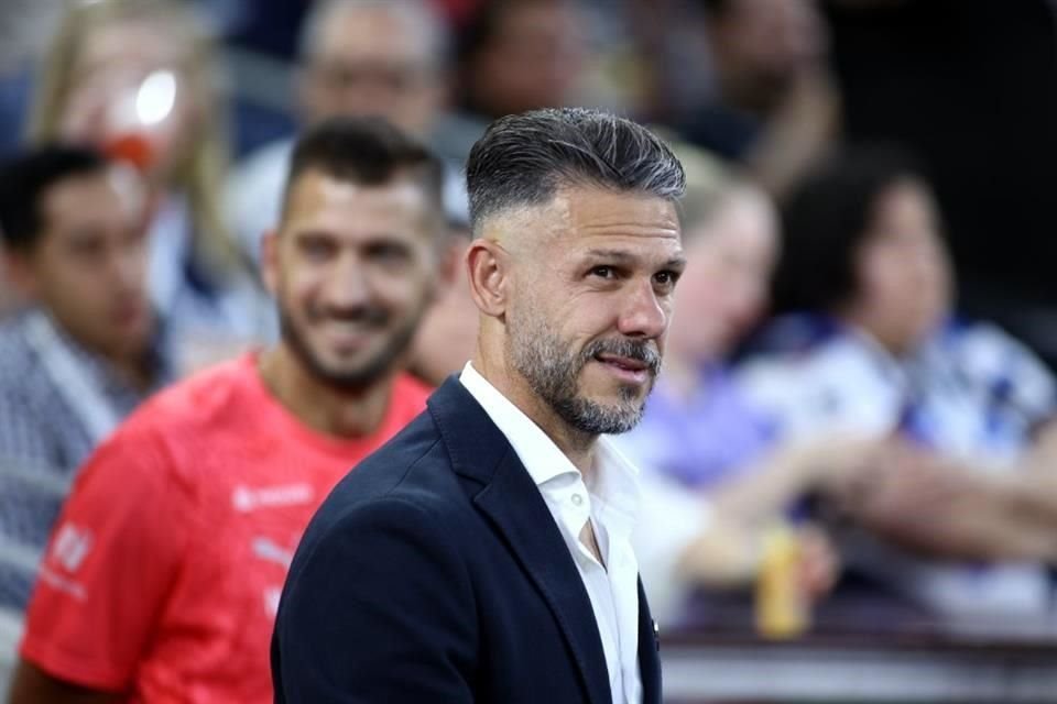A pesar del mal momento de los albiazules, el técnico Martín Demichelis se mostró sonriente antes de iniciar el duelo.