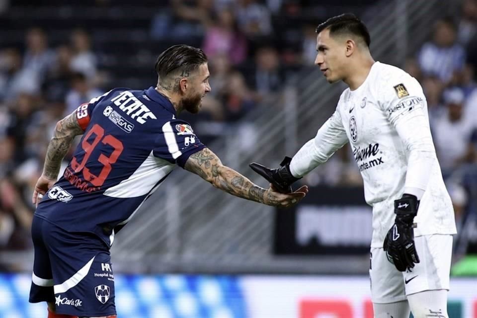 El saludo entre Sergio Ramos y el portero Luis Malagón, del América.