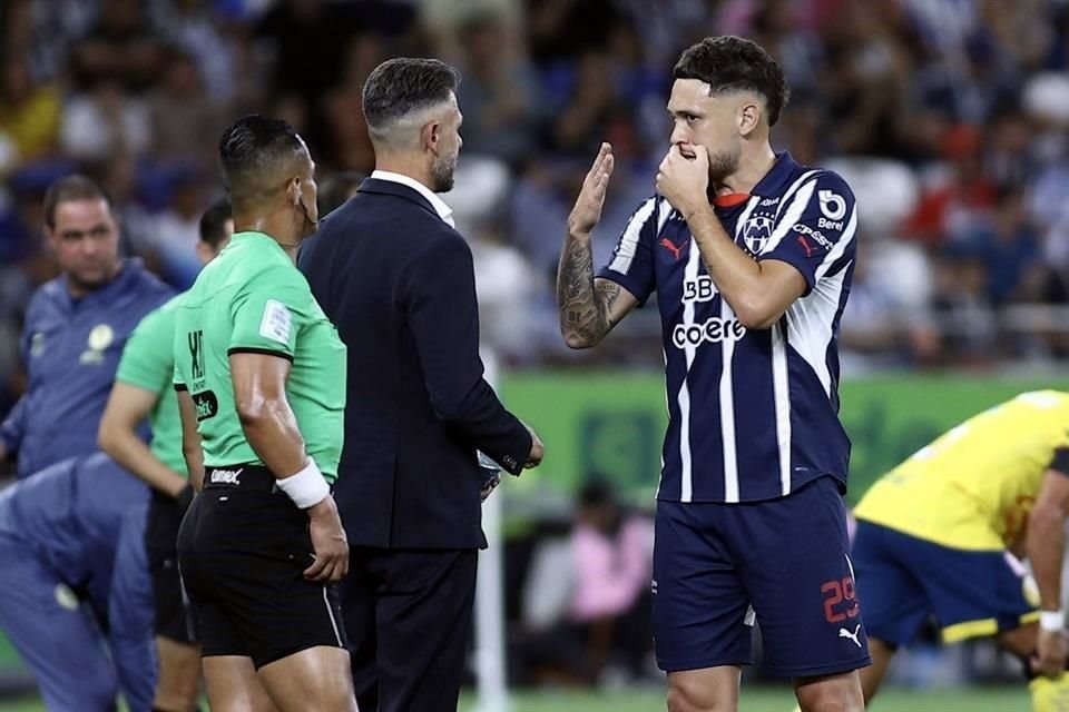 Lucas Ocampos (der.) recibe indicaciones del técnico Martín Demichelis.