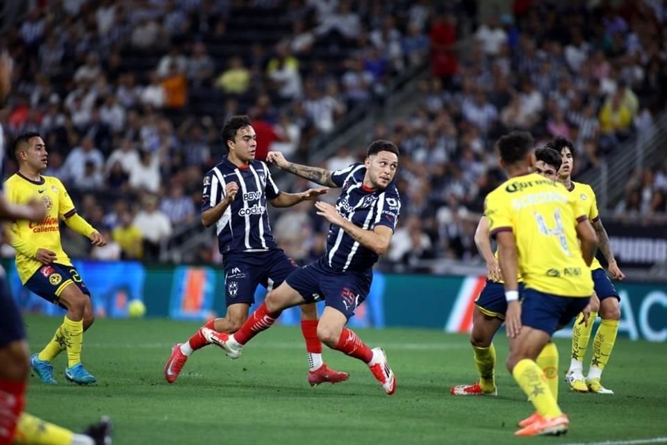 La ofensiva regia no encontró el gol en el primer tiempo.