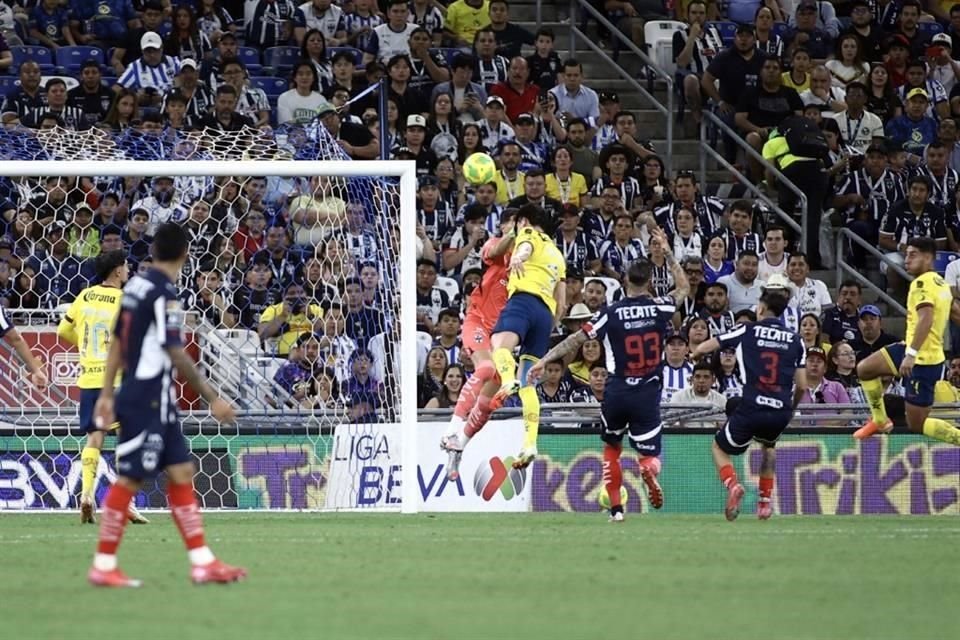 En los minutos finales de la primera parte, se marcó un penalti en favor del América, por falta de Esteban Andrada sobre Israel Reyes, pero el VAR determinó que había un fuera de lugar previo.