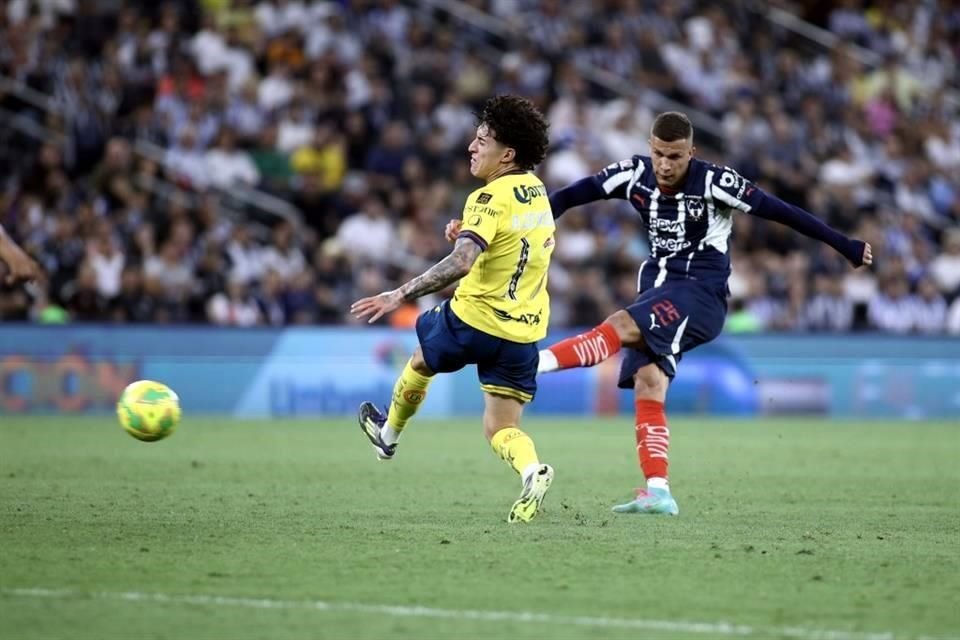 Nelson Deossa sacó este potente disparo para marcar el 1-0, al minuto 74.