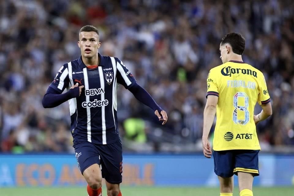 El colombiano celebró en grande el tanto de la victoria.