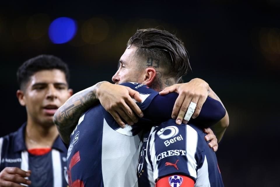 El capitán Sergio Ramos se fundió en un abrazo con Deossa.
