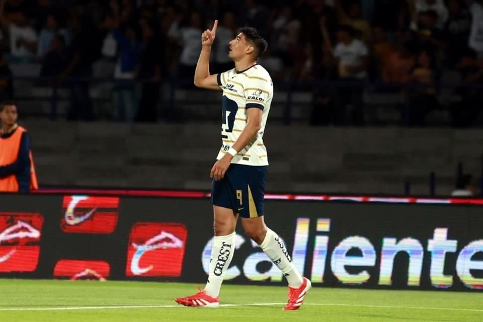 Guillermo Martínez comenzó a darle forma al triunfo universitario, al abrir el marcador al minuto 10.