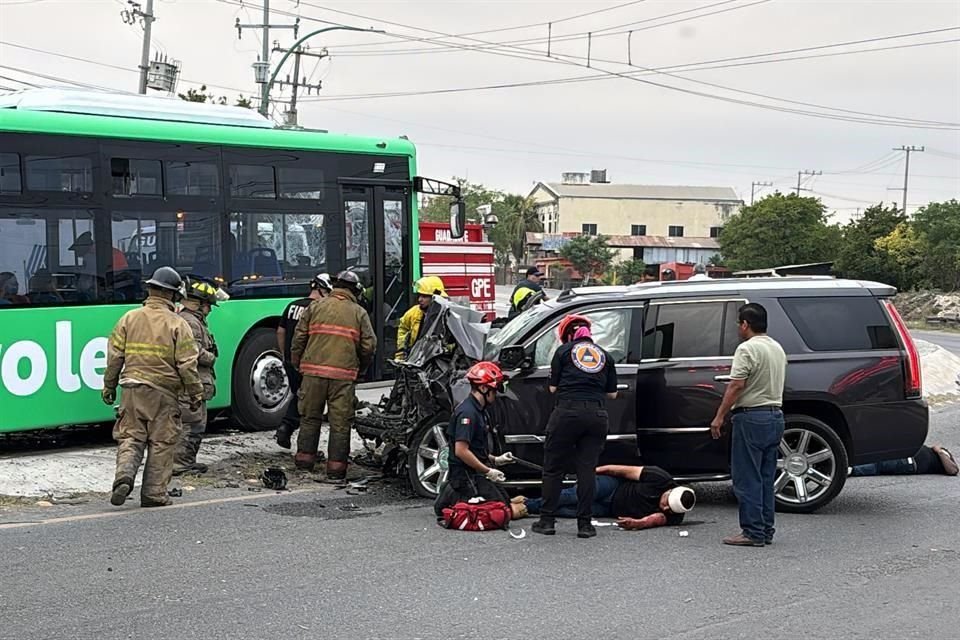  Una camioneta que circulaba a exceso de velocidad y en contra en uno de los carriles exclusivos, se impactó contra un camión Ecovía.