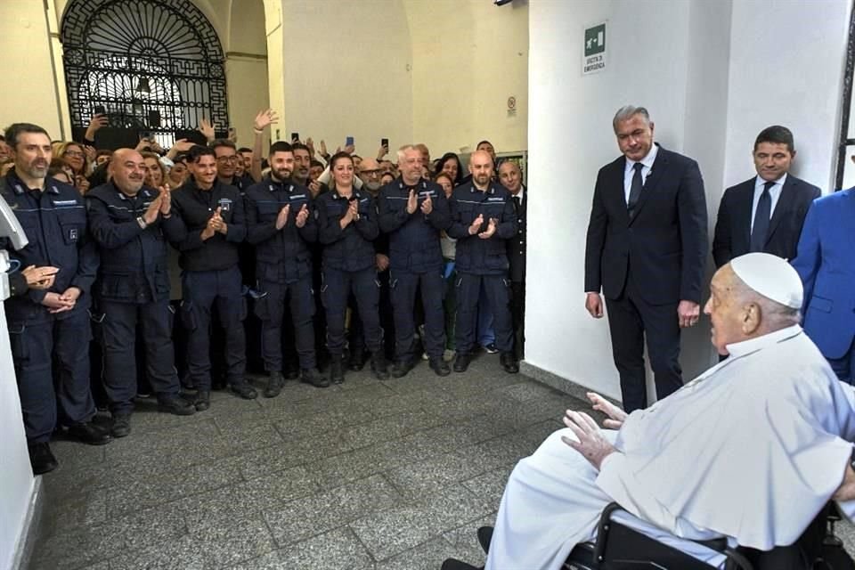 El Papa Francisco visitó una prisión en el centro de Roma, donde se reunió con reclusos con motivo del Jueves Santo previo a la Pascua.