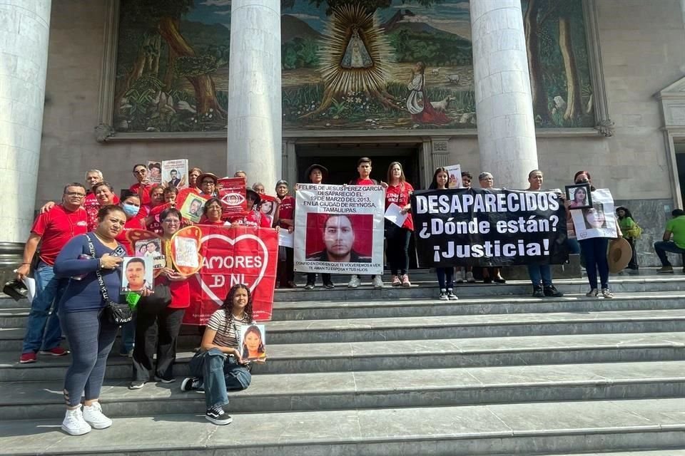 El Colectivo Amores visitó siete iglesias del centro de la Ciudad para pedir por sus familiares desaparecidos.