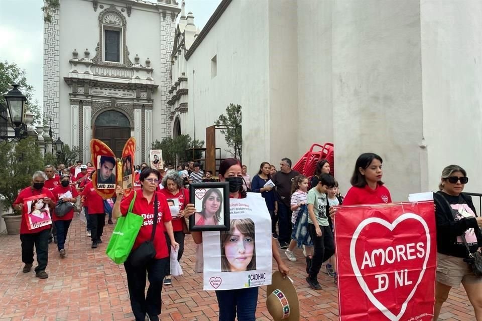 El Colectivo Amores visitó siete iglesias del centro de la Ciudad para pedir por sus familiares desaparecidos.