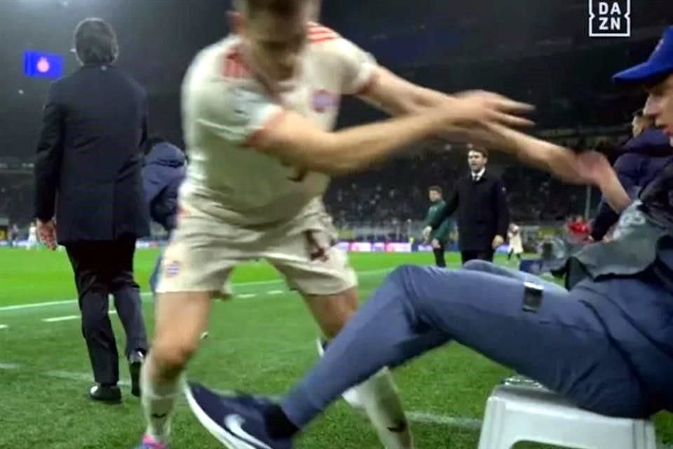 Josip Stanisic hizo el empujón cerca del final del partido.