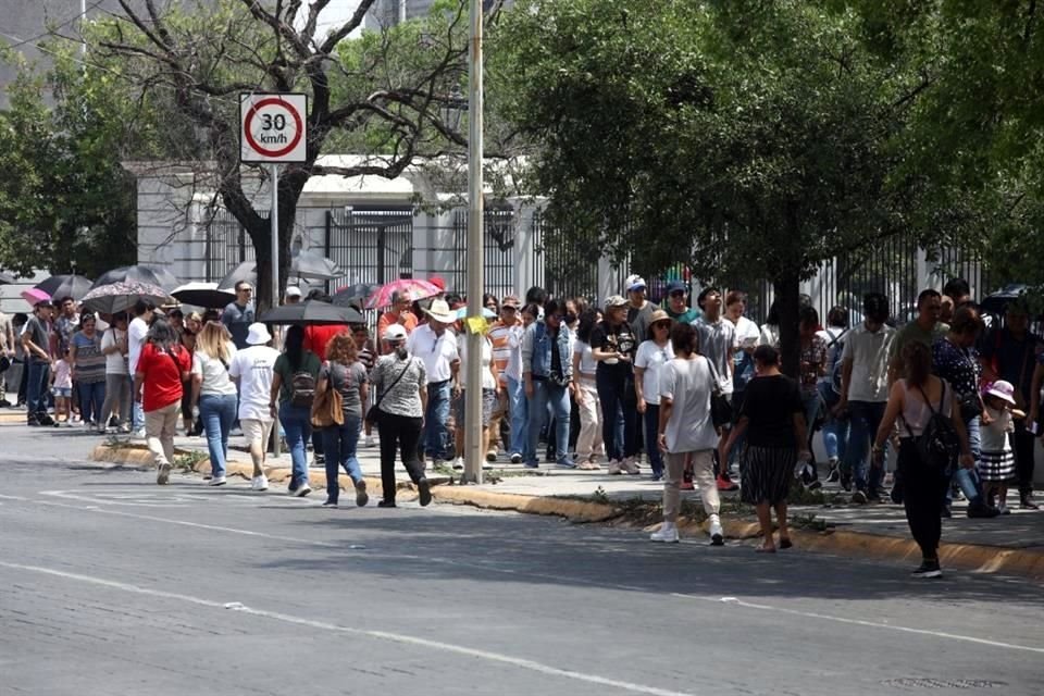 Cientos de personas hacen fila para entrar a las diferentes parroquias e iglesias del Centro.
