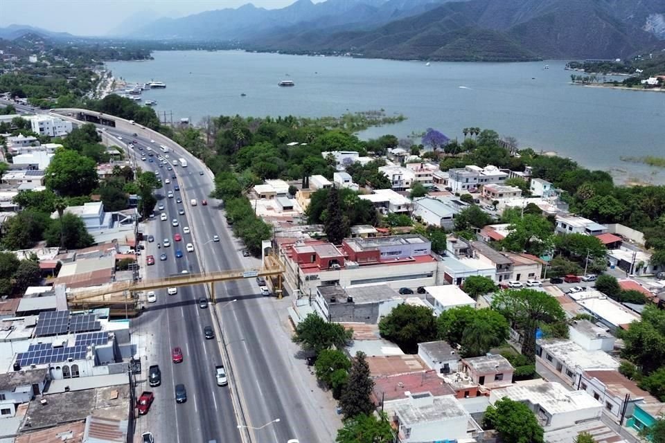 En todo el trayecto, de Monterrey a Linares, se observaron unidades de Fuerza Civil, policías municipales, elementos de Protección Civil y diferentes ambulancias.