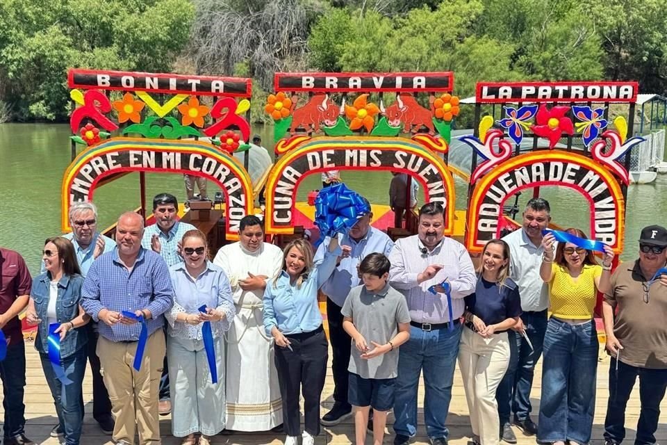 La Alcaldesa Patricia Cantú encabezó el corte de listón y echó champaña a las balsas del lugar.