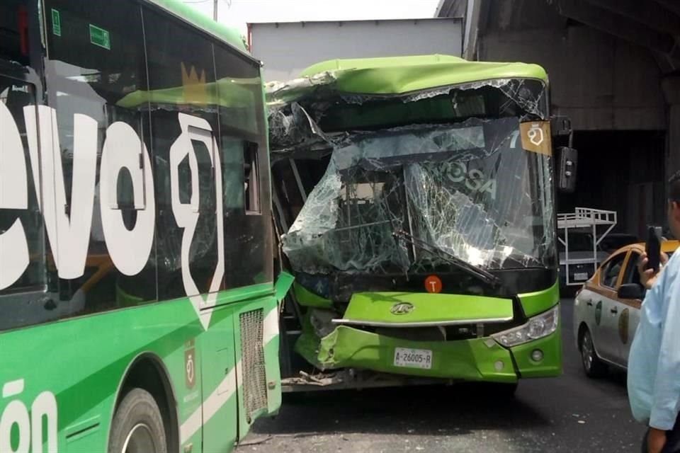 El accidente se reportó a los cuerpos de auxilio poco después de las 13:40 horas, en la Avenida Benito Juárez y Azteca.