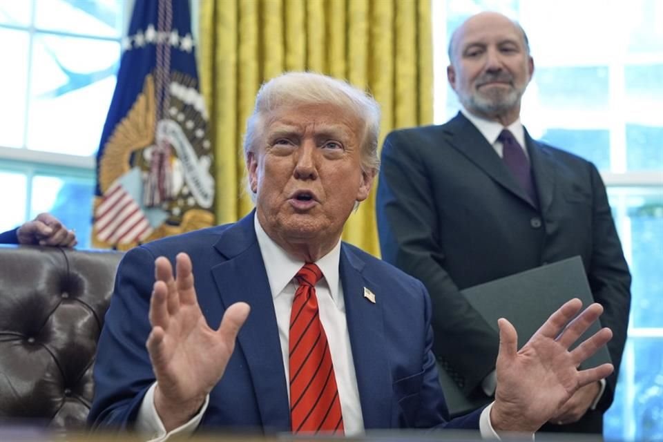 El Presidente Donald Trump firma órdenes ejecutivas en la Oficina Oval, el 17 de abil del 2025.