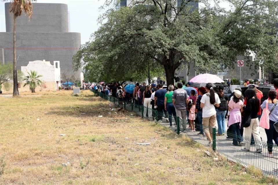 Una larga fila se formó para entrar a la Capilla de los Dulces Nombres.