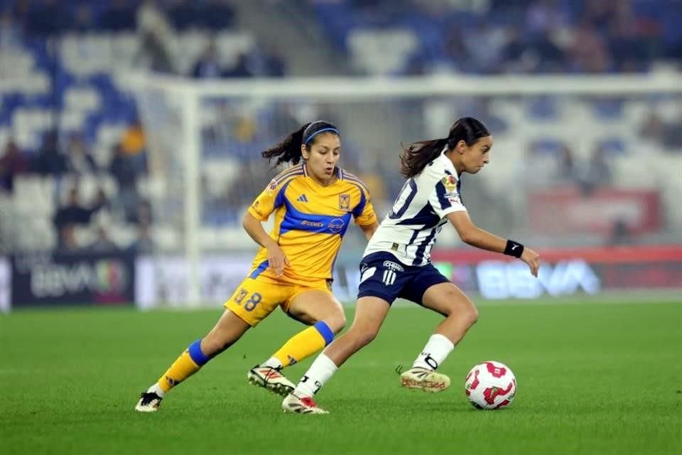 Alexia Delgado (izq.), de Tigres, disputa un balón con Alice Soto, de Rayadas, en el Clásico Regio Femenil de la Fecha 9 del actual Clausura 2025.