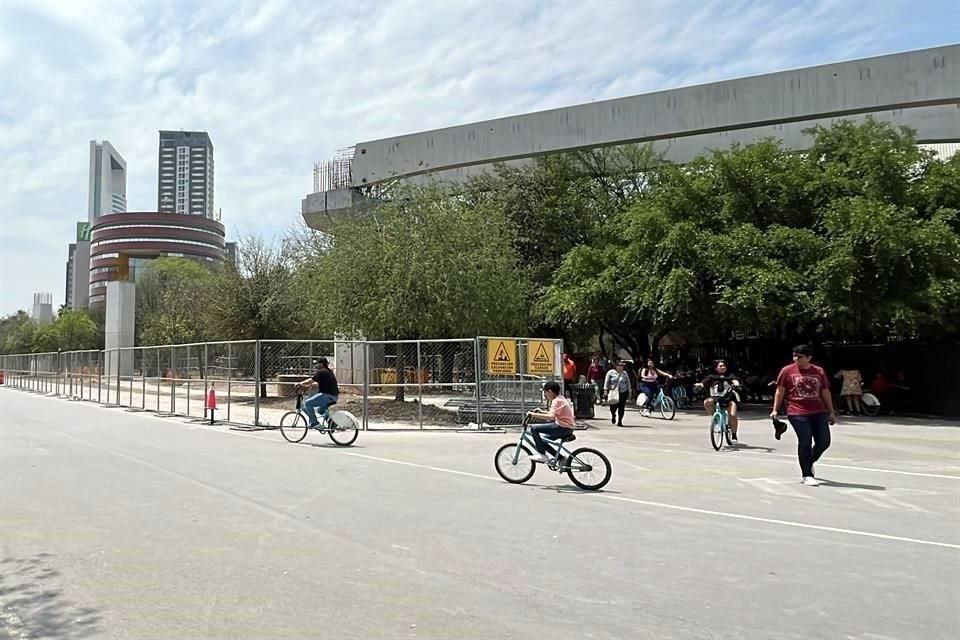 Pese a las restricciones, ciclistas y patinadores visitaron ayer Fundidora.