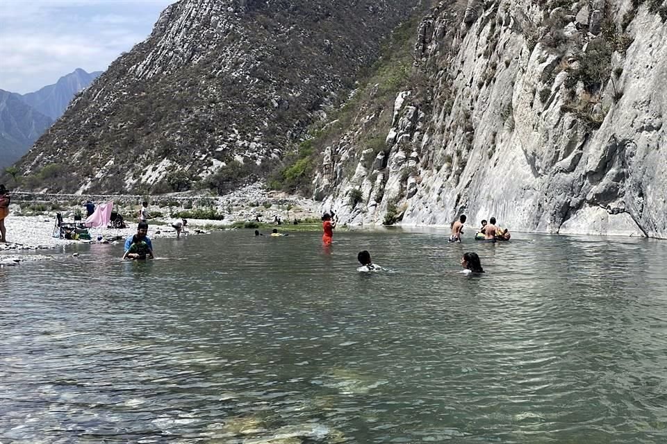 Decenas de familias acudieron al parque natural para echarse un chapuzón en las aguas cristalinas.