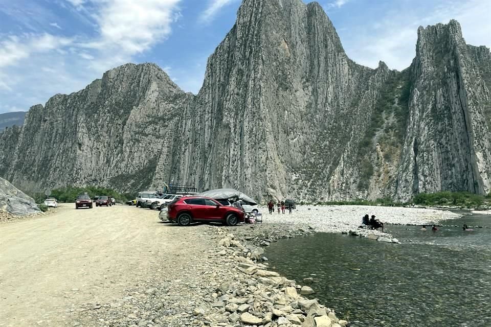 Decenas de familias acudieron al parque natural para echarse un chapuzón en las aguas cristalinas.