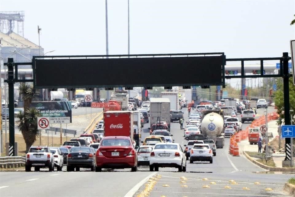   Las carreteras estuvieron saturadas de vehículos en varios lapsos del día.