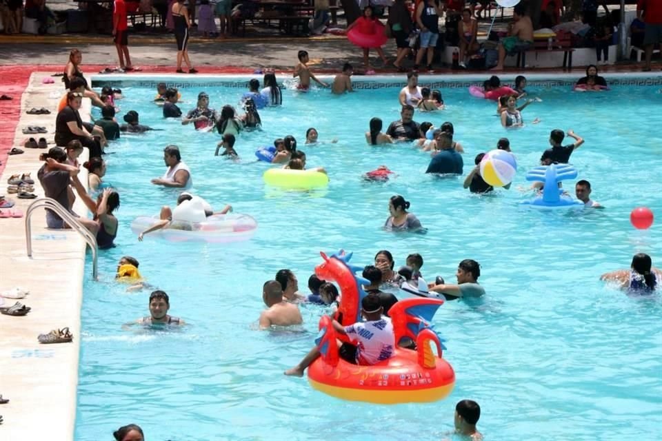 Las albercas públicas también tuvieron gran afluencia de visitantes.