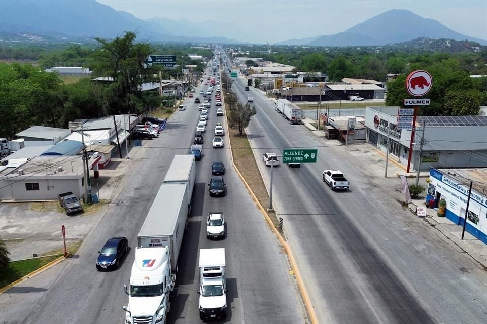   Las carreteras estuvieron saturadas de vehículos en varios lapsos del día.