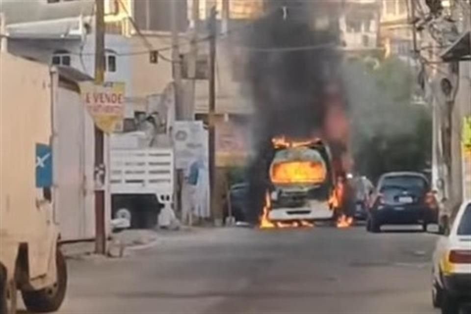 La unidad fue inciendiada en calles del centro del puerto turístico.