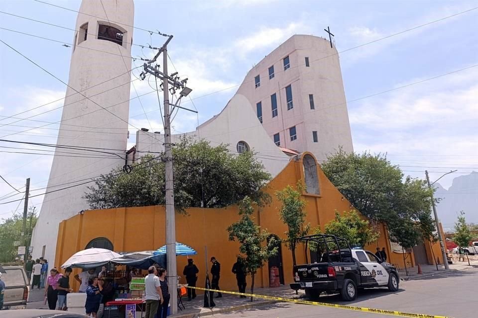 Según la investigación, fue una persona que entró al baño quien realizó el hallazgo cerca de las 11:00 horas.