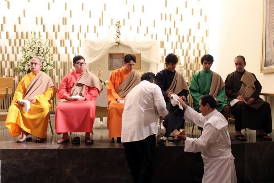 Durante el Jueves Santo, el padre Juan Carlos González Ortega realizó el lavatorio de pies, en El Señor de la Misericordia