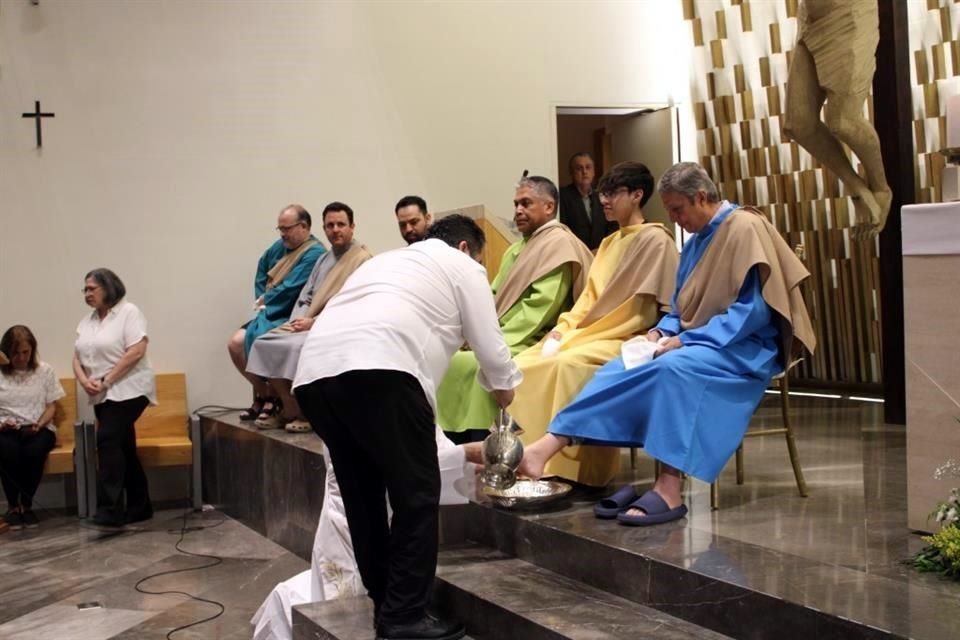 El padre Juan Carlos González Ortega realizó el lavatorio de pies.