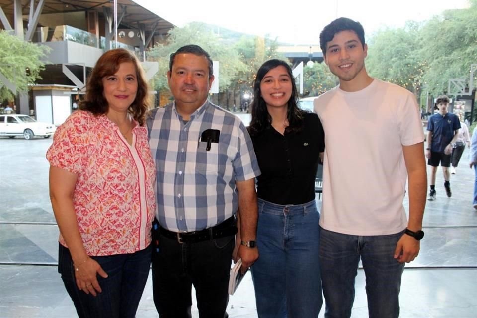María de Lourdes Dueñas de Rodríguez, Antonio Rodríguez, Ana Lucía Rodríguez y David Rodríguez