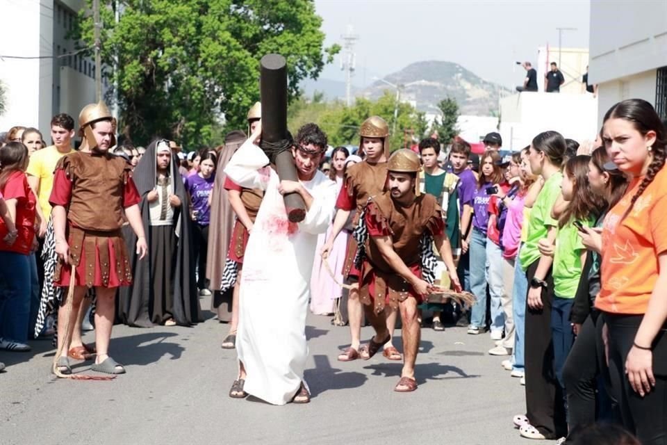 El Viernes Santo, Leonardo Garza representó a Jesús en el Viacrusis de Corpus Christi.