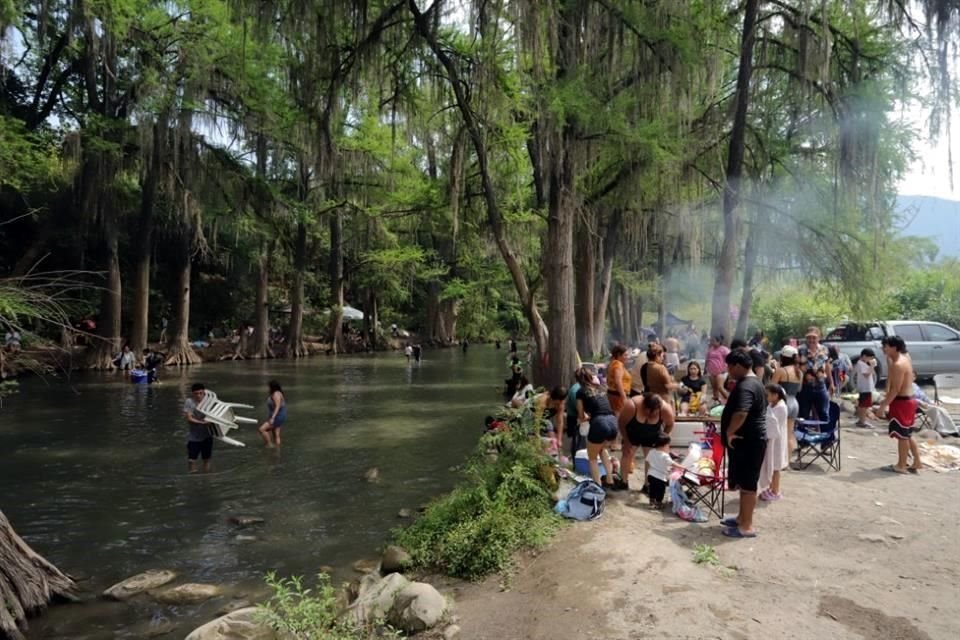 El Río Ramos fue cerrado poco después de mediodía ante la afluencia de paseantes.