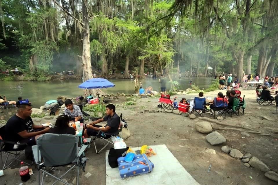 Los visitantes sacaron asadores y sillas para disfrutar del paraje natural.