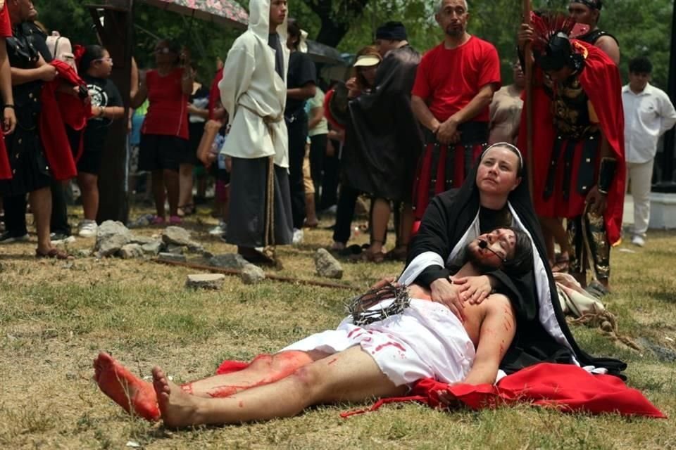 El Viacrucis comenzó justo frente a Casa Indi, el refugio temporal para migrantes administrado por la parroquia de Santa María Goretti.