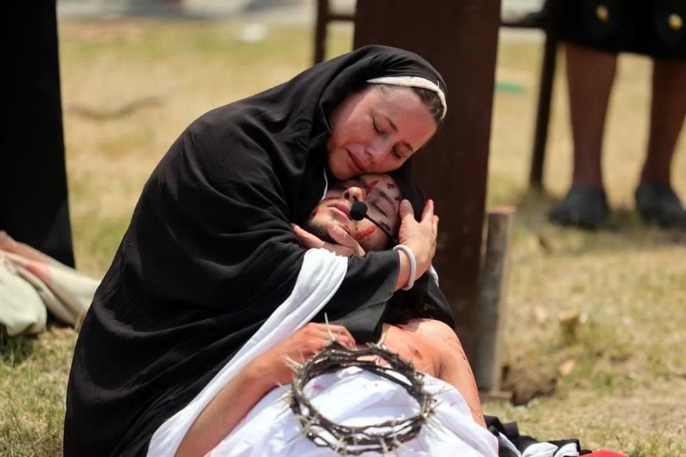 Este año, una familia completa protagonizó el Viacrucis, con Jaziel, de 20 años interpretando a Jesús. Karla, su madre, en el papel de María, y Mauricio, como el discípulo Juan.