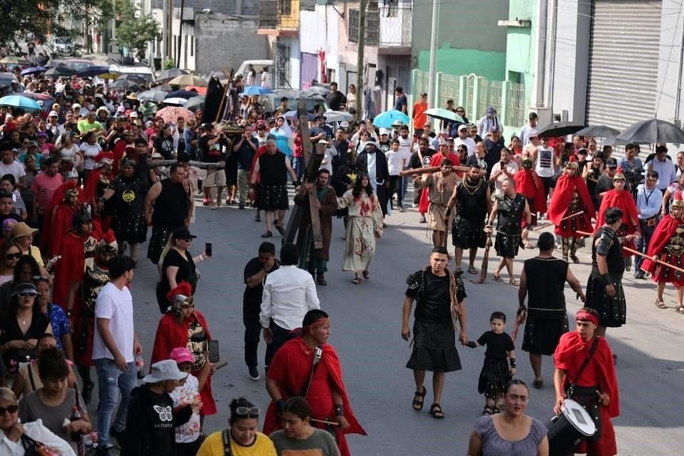 Cientos de personas, más de mil, según los organizadores, acompañaron el Viacrucis a lo largo de las calles de las colonias Garza Nieto, Bella Vista e Industrial.