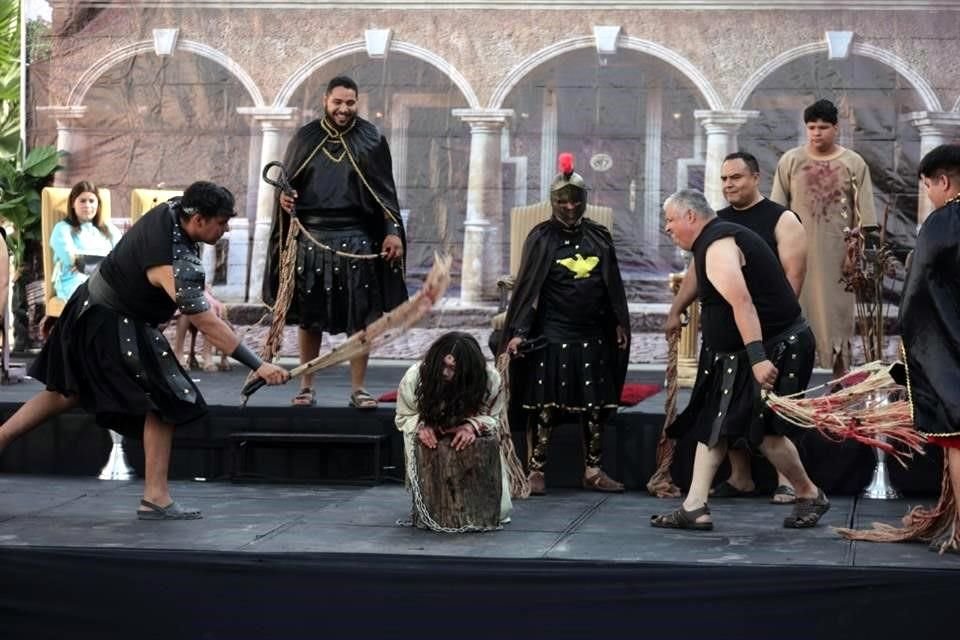 Tanto los latigazos como las caídas lucieron muy reales a lo largo del Viacrucis.