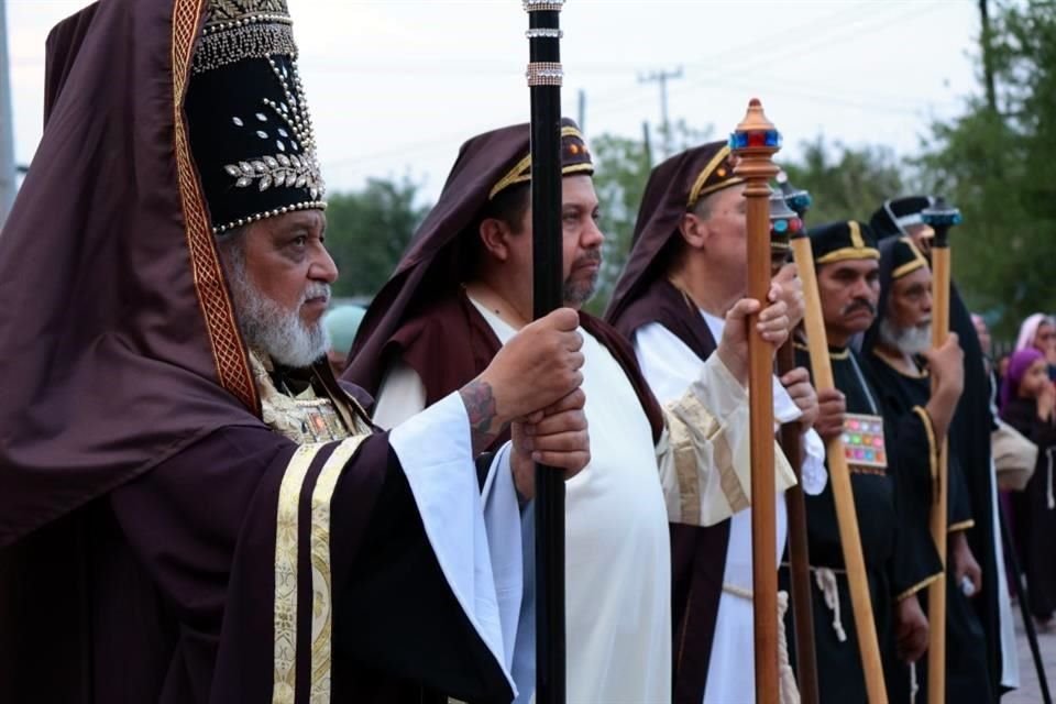 Feligreses vivieron el viacrucis en la Colonia Independencia, con 49 años de tradición, en un recorrido de fe por calles del sector.