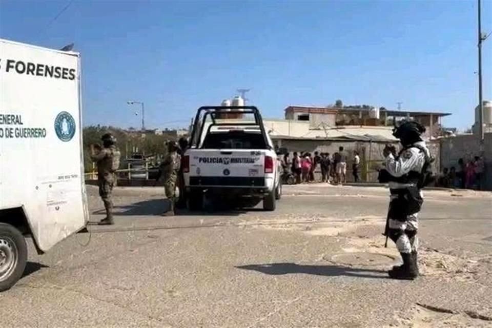 El taxista Gerardo Abarca Serna, de 58 años, y la vendedora de comida Eva Nava Tenorio, de 53 años de edad, fueron asesinados durante un ataque armado a un sitio de taxis de Acapulco, Guerrero.